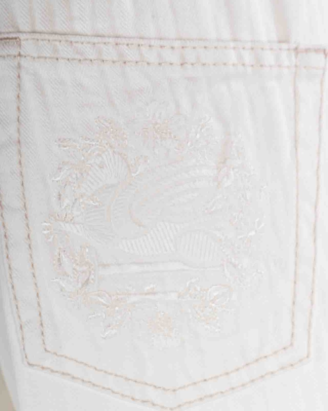 shop ETRO  Jeans: Etro jeans culotte con cintura.
Jeans cinque tasche con gamba che si allarga al fondo e vita alta con cintura rimovibile. 
Motivo chevron ton-sur-ton. 
Impreziosito con fiori, Pegaso e logo ETRO ricamati sulla tasca.
100% cotone.
Vestibilità regular.
Vita alta.
Tasche posteriori.
Chiusura con bottone Pegaso e cerniera.
Fabbricato in Italia.. WRNB0006 AC169-W0111 number 5509367